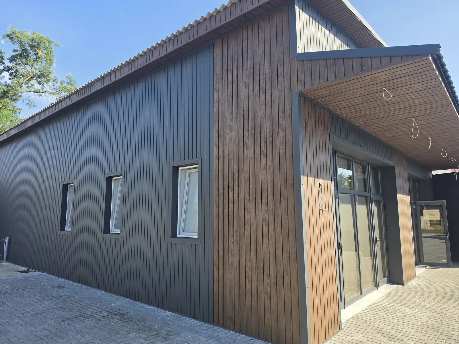Fațadă placată integral cu soffit metalic — imagine 3