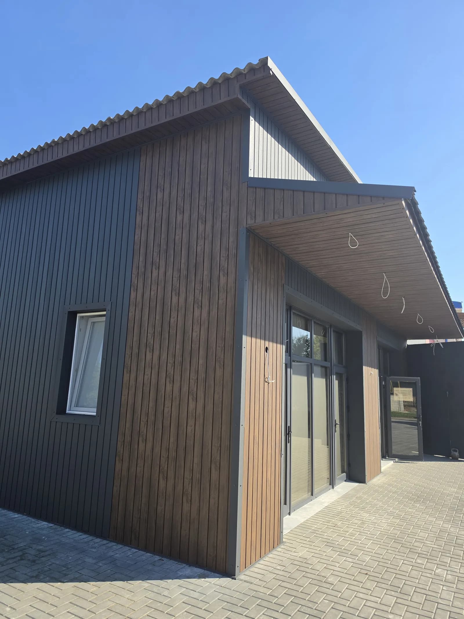 Fațadă placată integral cu soffit metalic — imagine 4