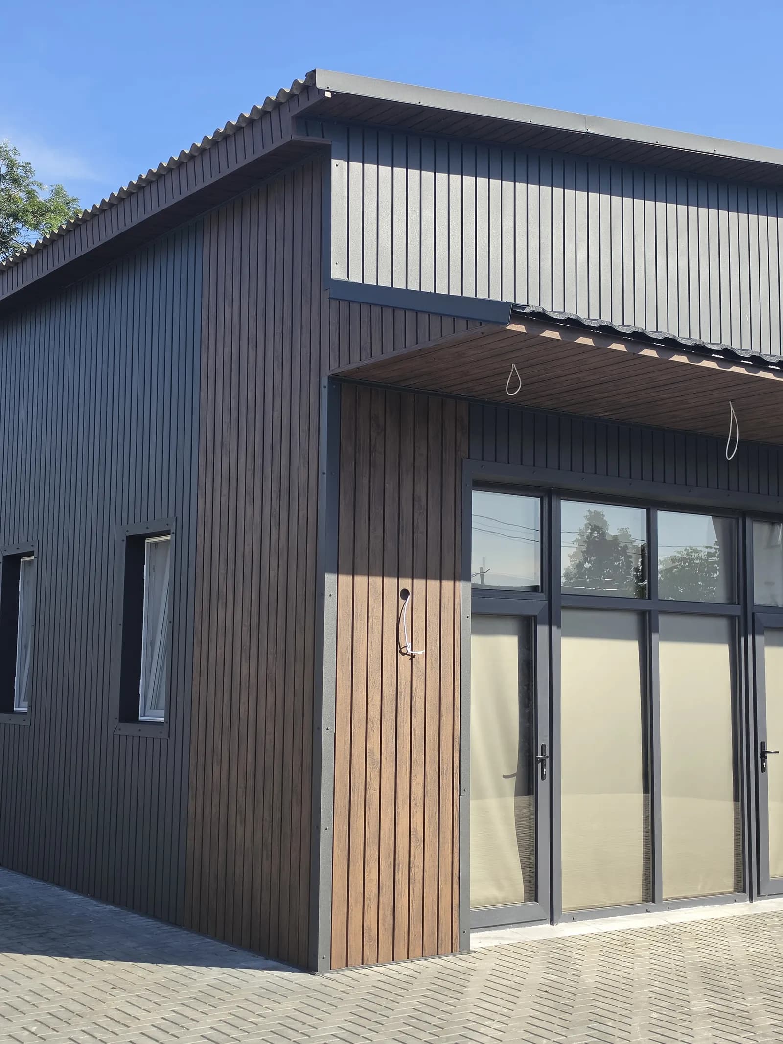 Fațadă placată integral cu soffit metalic — imagine 5