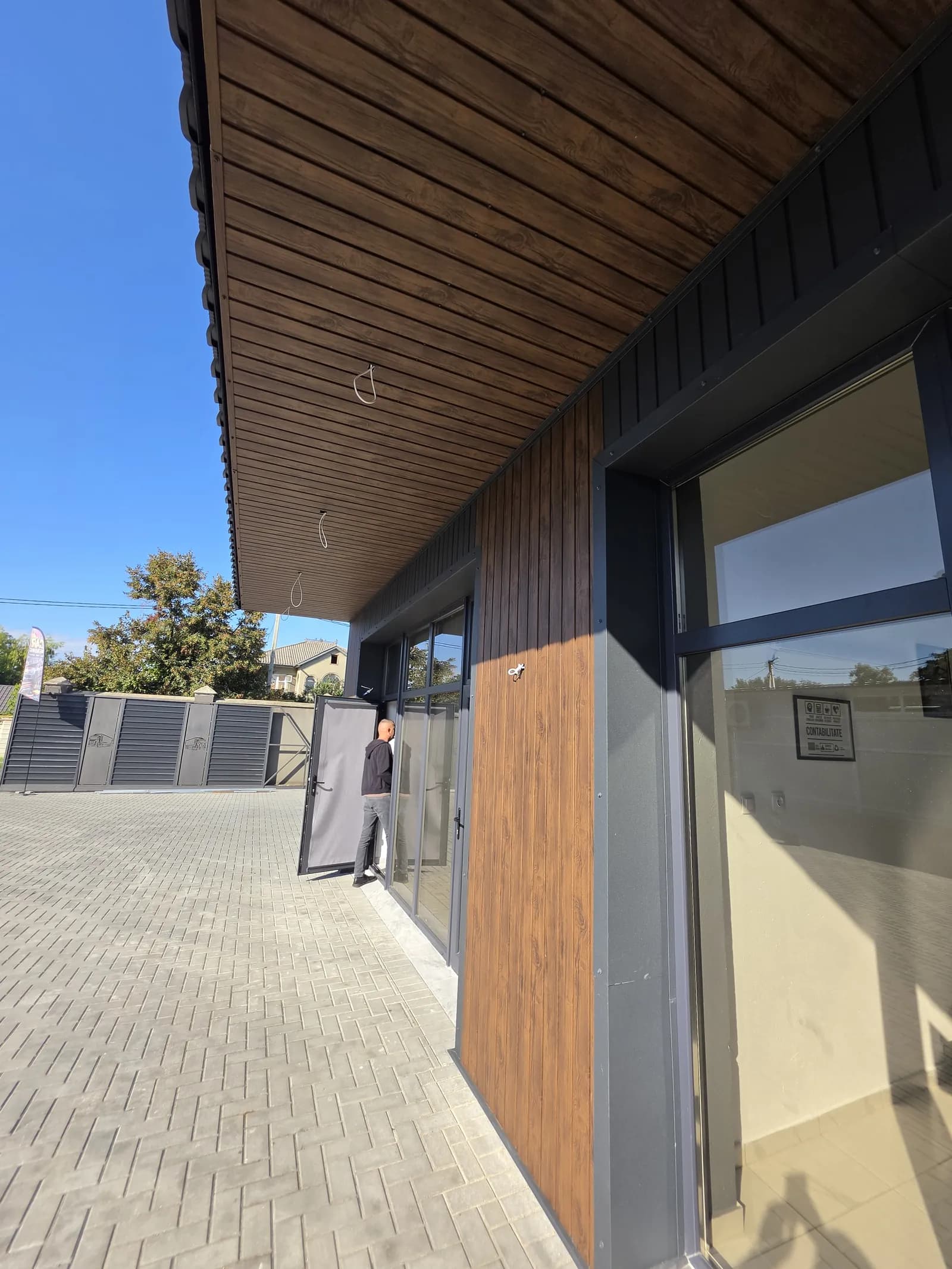Fațadă placată integral cu soffit metalic — imagine 6
