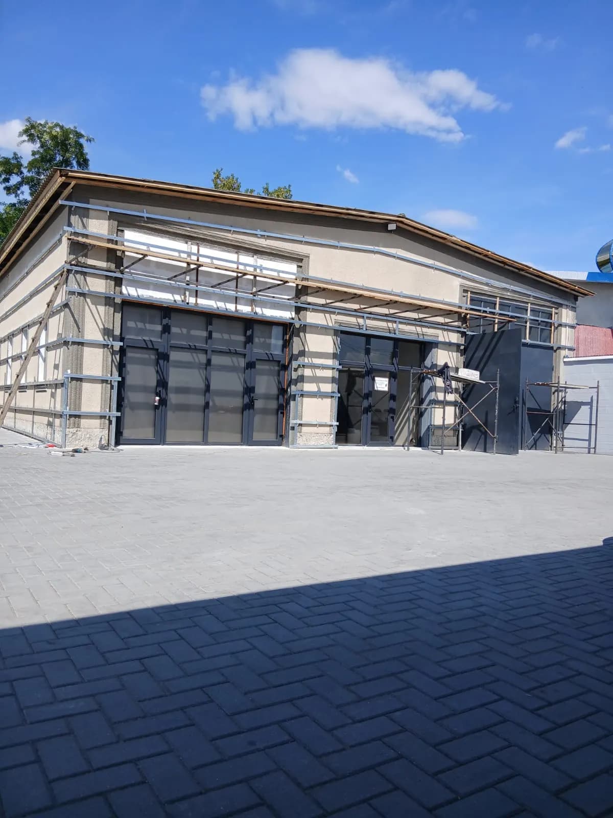 Fațadă placată integral cu soffit metalic — înainte