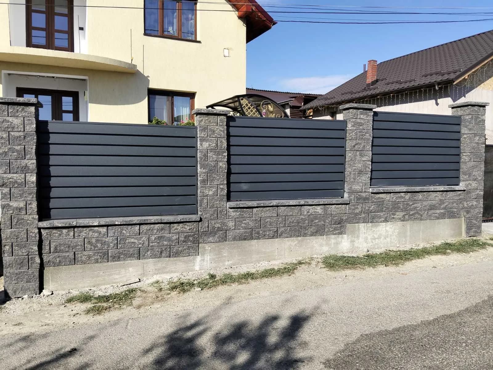 Gard IL102 pe soclu din piatră — fotografie 2