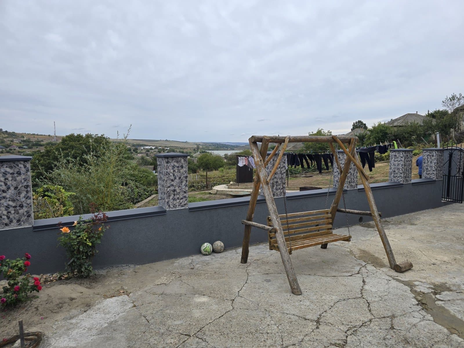 Gard IL12 pe zid înalt cu stâlpi din piatră — fotografie 5