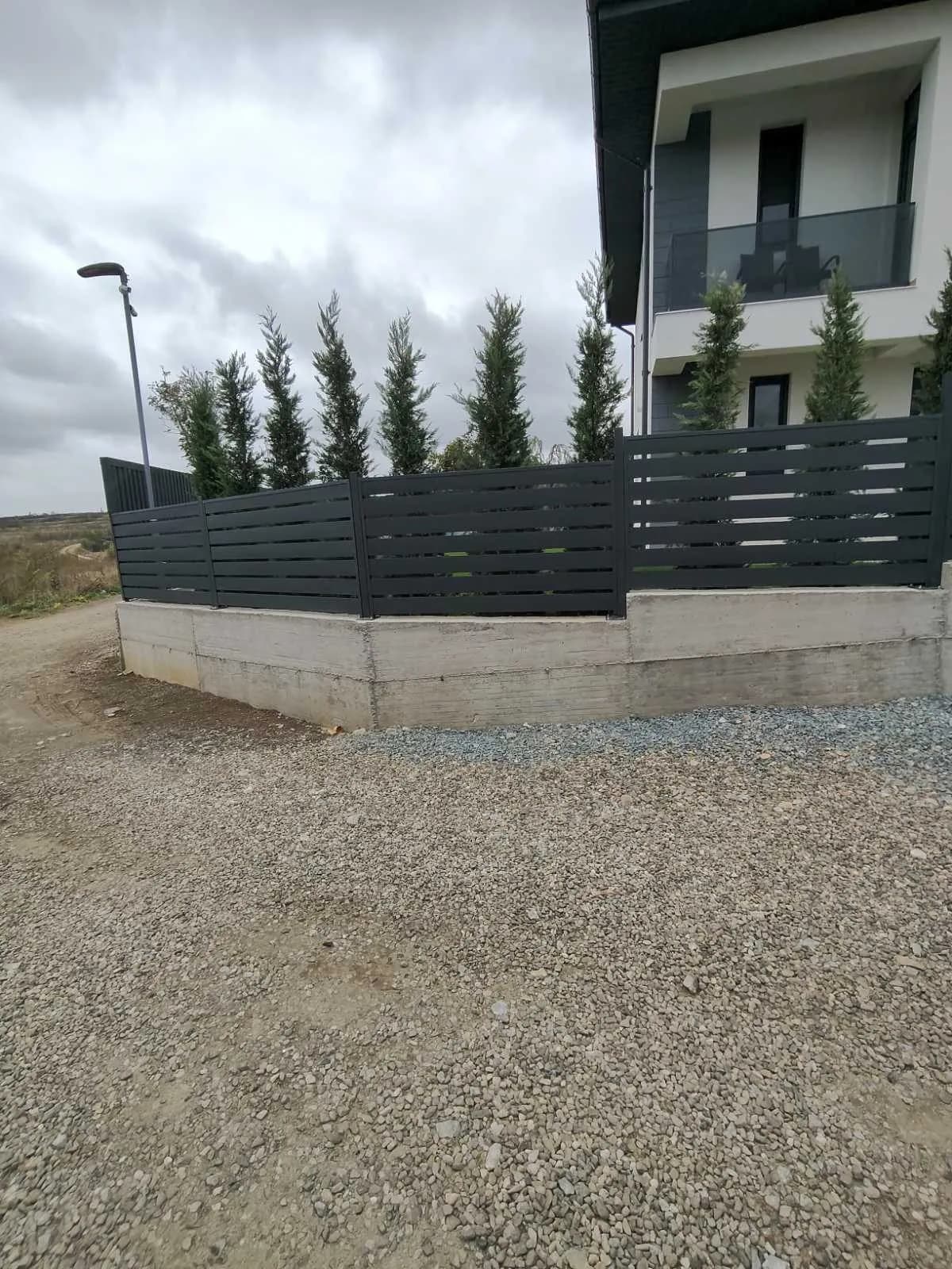 Gard IL40 pe zid de beton, la o casă modernă — fotografie 3