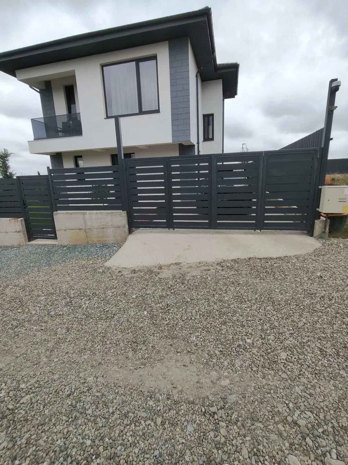 Gard IL40 pe zid de beton, la o casă modernă