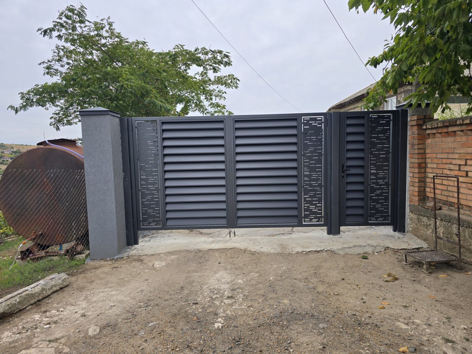 Gard IL12 pe zid înalt cu stâlpi din piatră - 1