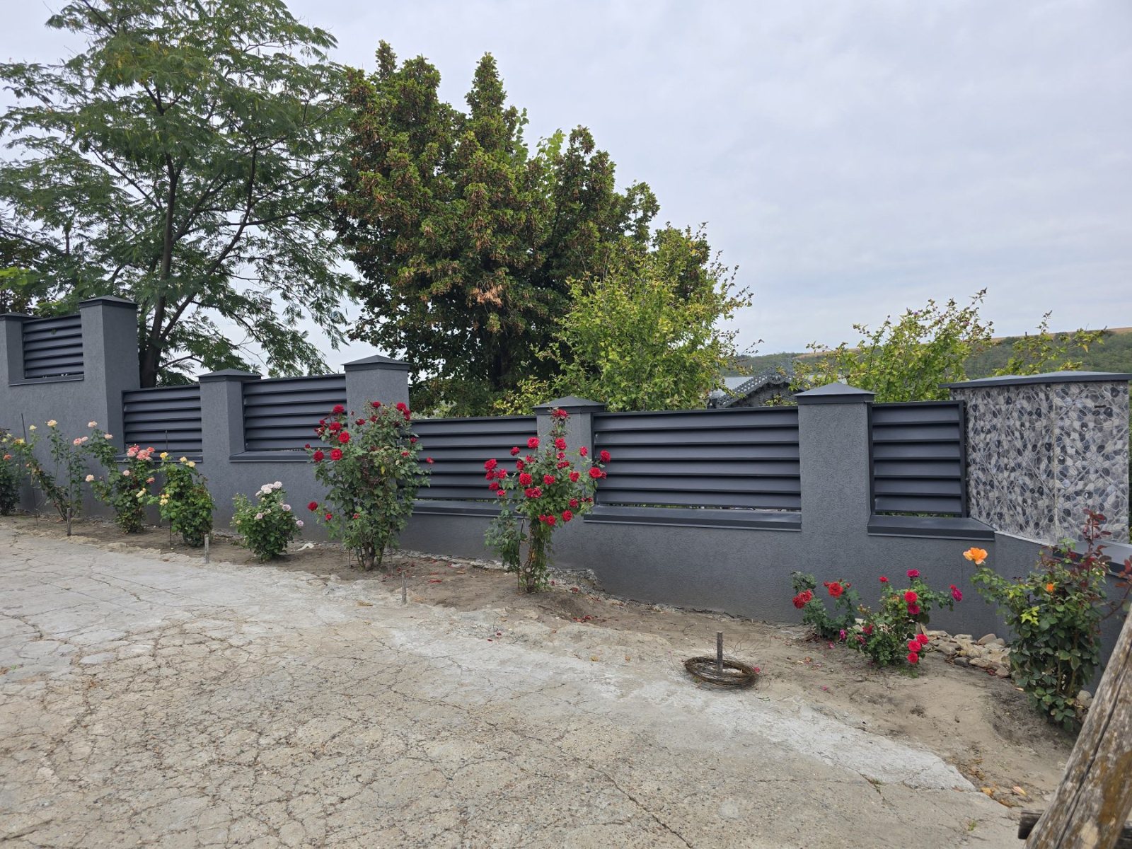 Gard IL12 pe zid înalt cu stâlpi din piatră - 4